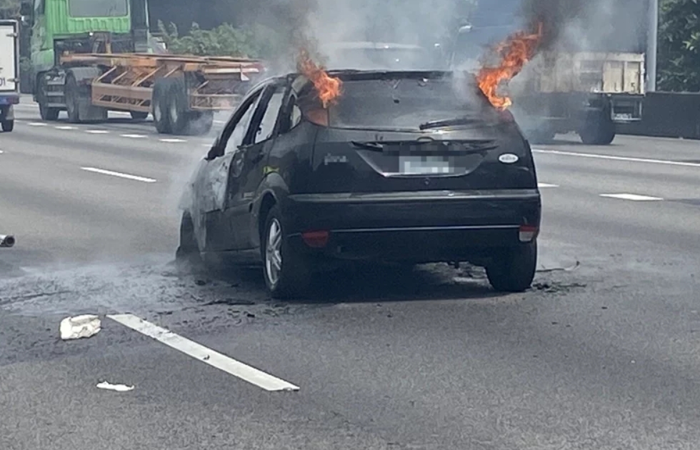 ▲楊男突然發現車尾竄出濃煙，沒過多久便燃起烈火。（圖／翻攝畫面）