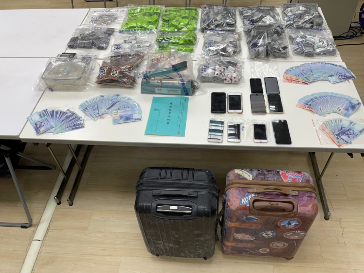 ▲台中警方查獲小黃司機兼職運販毒品，用行李箱拉著毒器到處跑（圖/記者鄧力軍翻攝）