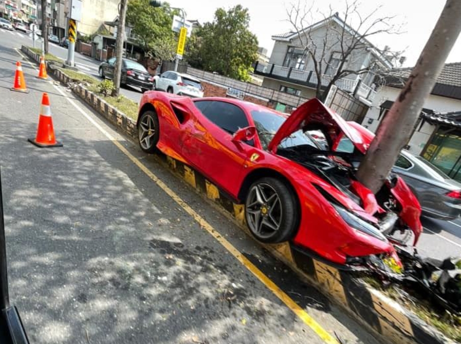 ▲網友驚見法拉利「停」在安全島上。（圖／翻攝自臉書爆料公社）