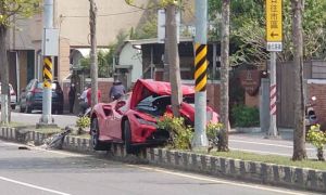 ▲法拉利車禍被民眾拍下放上臉書。（圖／翻攝自臉書爆料公社）