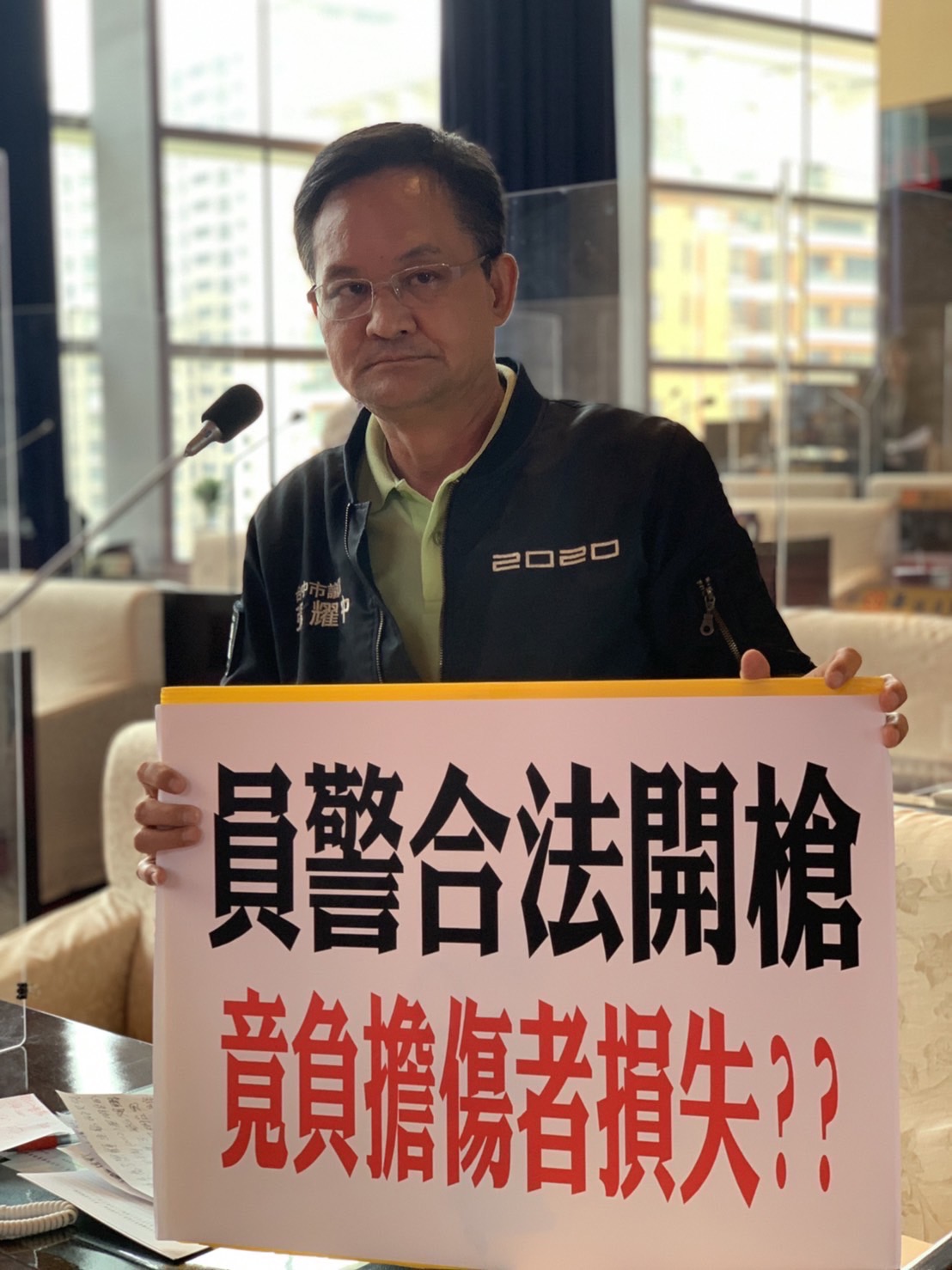 ▲議員張耀中說，大里日前發生槍戰事件，婦人腳底遭流彈波及受傷，醫藥費用竟要合法開槍的員警負擔(圖／柳榮俊攝2022.3.16)