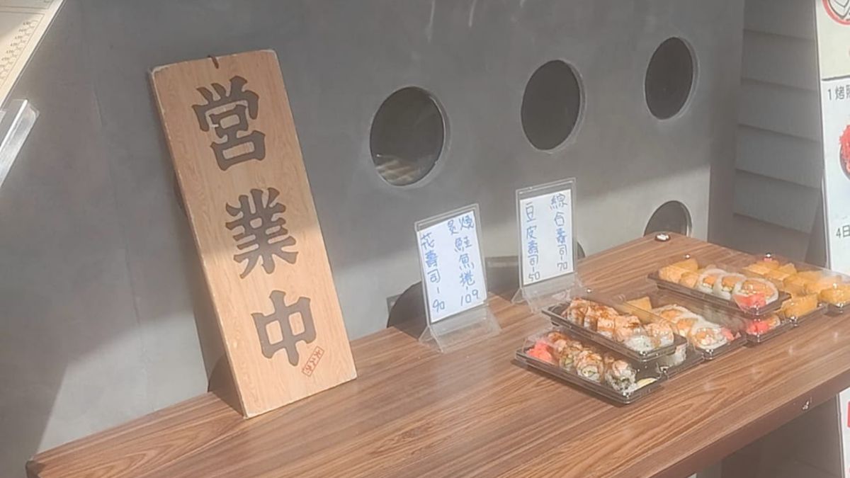 ▲有外送員發現，壽司店直接把餐點放在外頭曬，讓他相當傻眼。（圖／外送員的奇聞怪事）
