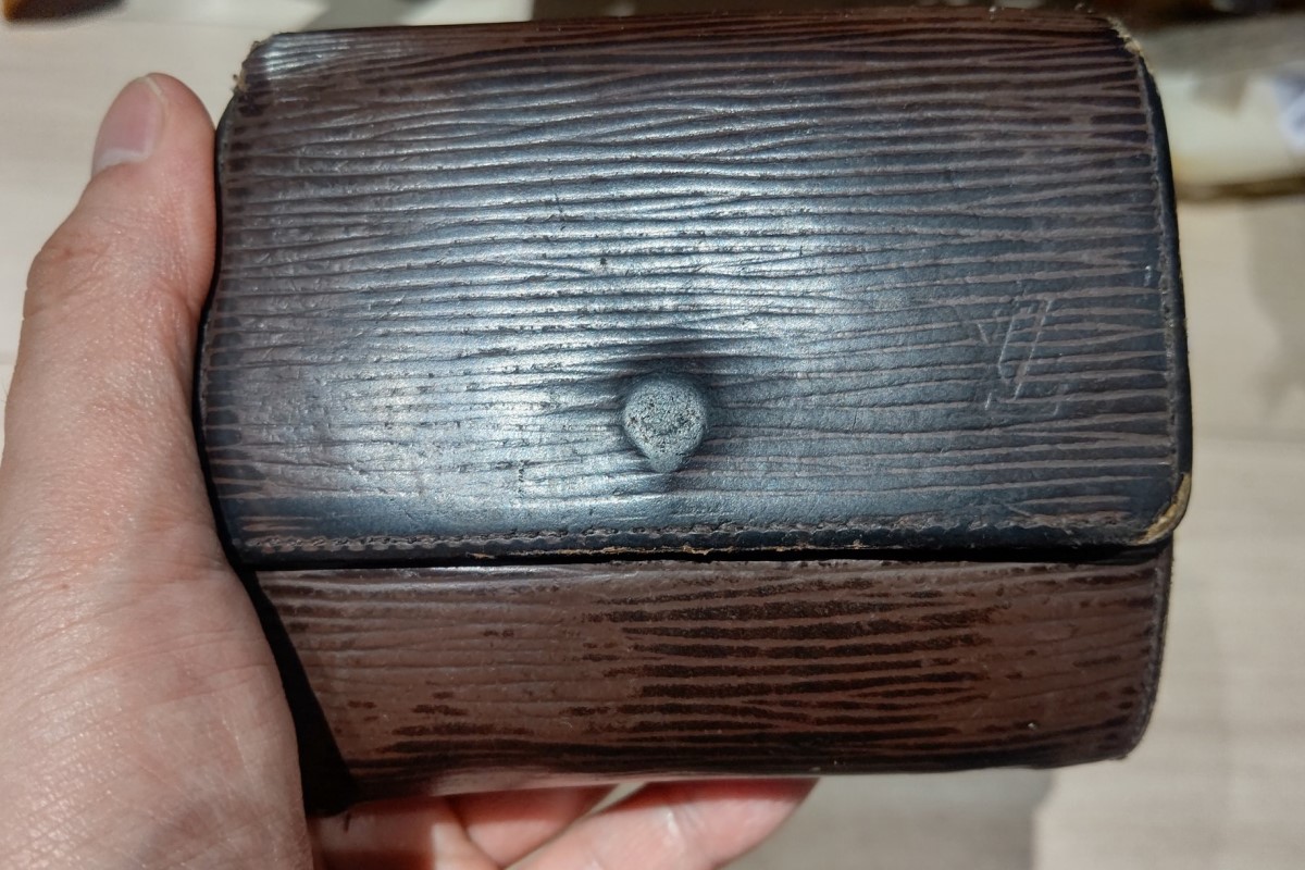 ▲日本一名網友曬出自己已經使用20年的古董皮夾，引起網友熱議。（圖／Twitter帳號ika_po）