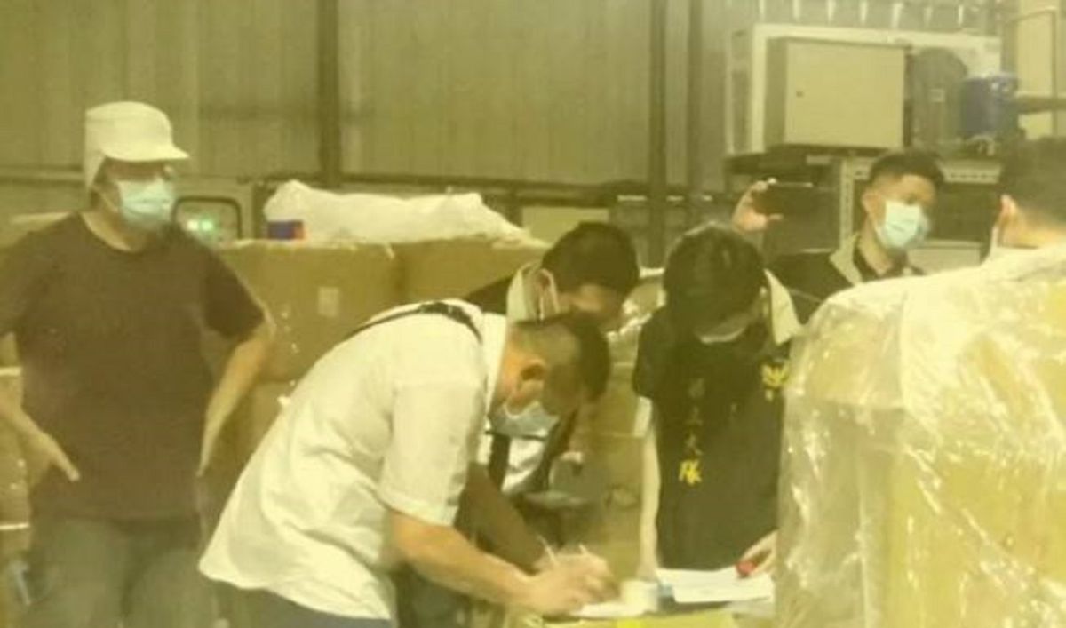 ▲黃男夫婦涉嫌指示員工修改產品效期，4年獲利154萬餘元。（圖／記者郭凱杰翻攝）