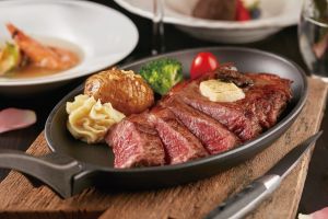 五倍券再翻倍!「不限面額」送日本A5和牛、牛排加量50% ▲王品餐飲集團幫你的五倍券再翻倍!使用紙本振興五倍券「不限面額」消費兩客套餐的回饋優惠,和牛涮送日本頂級A5黑毛和牛、藝奇贈海釣現流烤魚、西堤則為單客套餐免費升級1.5倍鐵板牛排肉量,等於加量50%!(圖/翻攝自王品牛排Wang Steak FB)