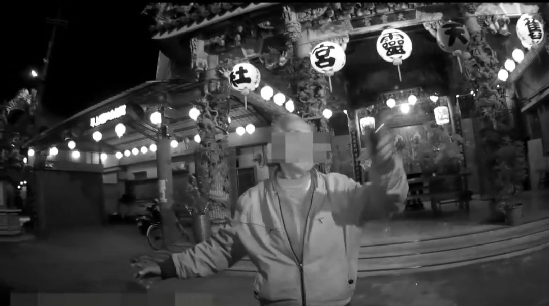 ▲大甲后里分駐所接獲王老先生報案，聲稱「家裡有無形玩偶「魔神」，員警配合演出「與神同行」戲碼(圖／柳榮俊翻攝2022.3. 16)