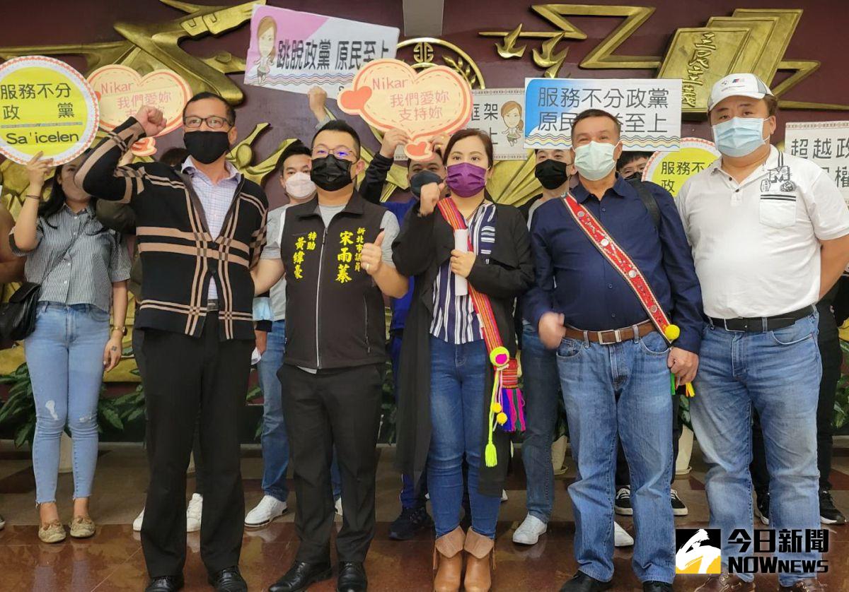 ▲新北市平地原住民議員宋雨蓁（第一排戴紫色口罩）認為，既然與國民黨的理念差距過大，還是彼此祝福，離開後也可在其他的位置上為族人做更多事。（圖／記者陳志仁攝，2022.03.16）