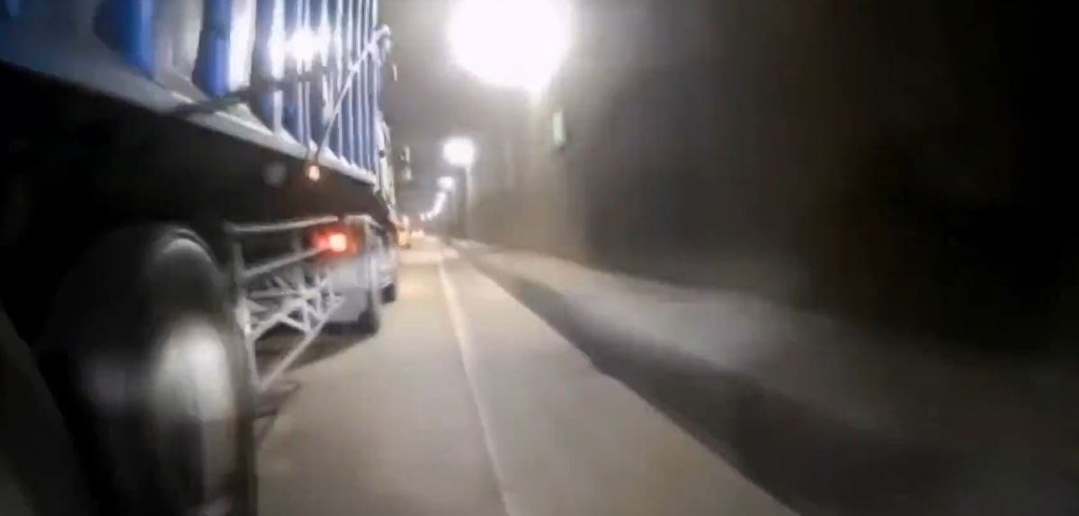 ▲重機遭曳引車逼車。（圖／翻攝畫面）