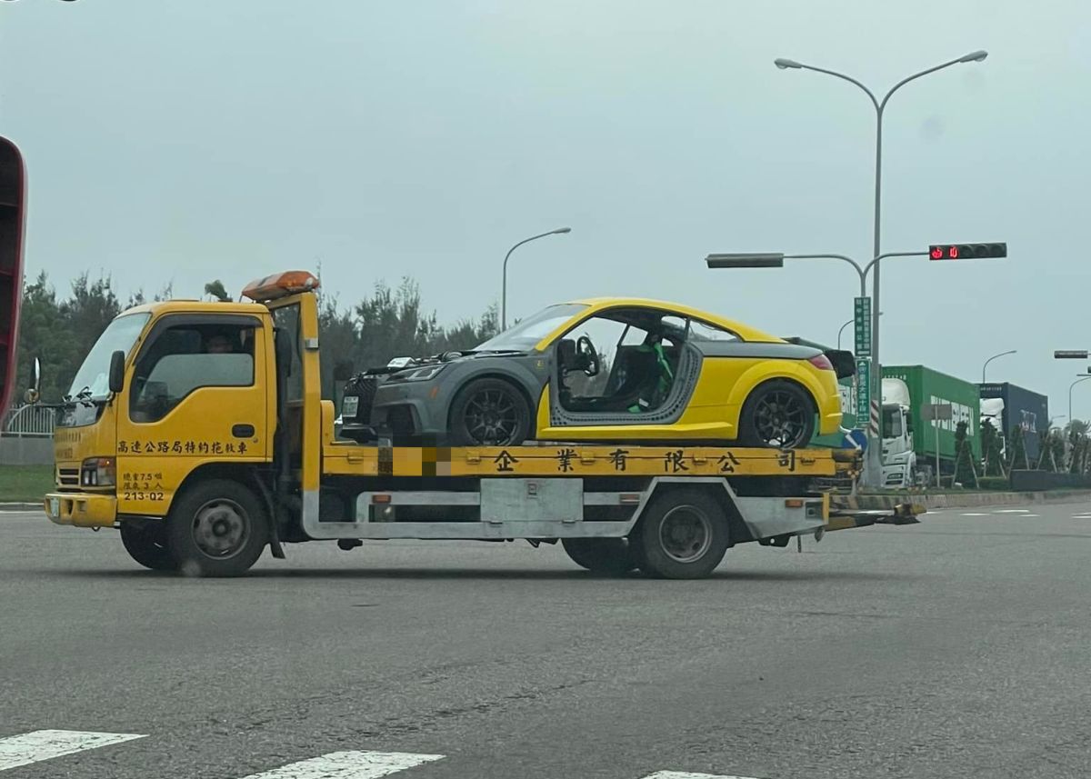 ▲為了與中國網紅杰尼龜賽車，「賽車教父」廖老大特意改裝的Audi TT RS被網友捕捉到身影。（圖／翻攝自爆廢公社二館臉書）