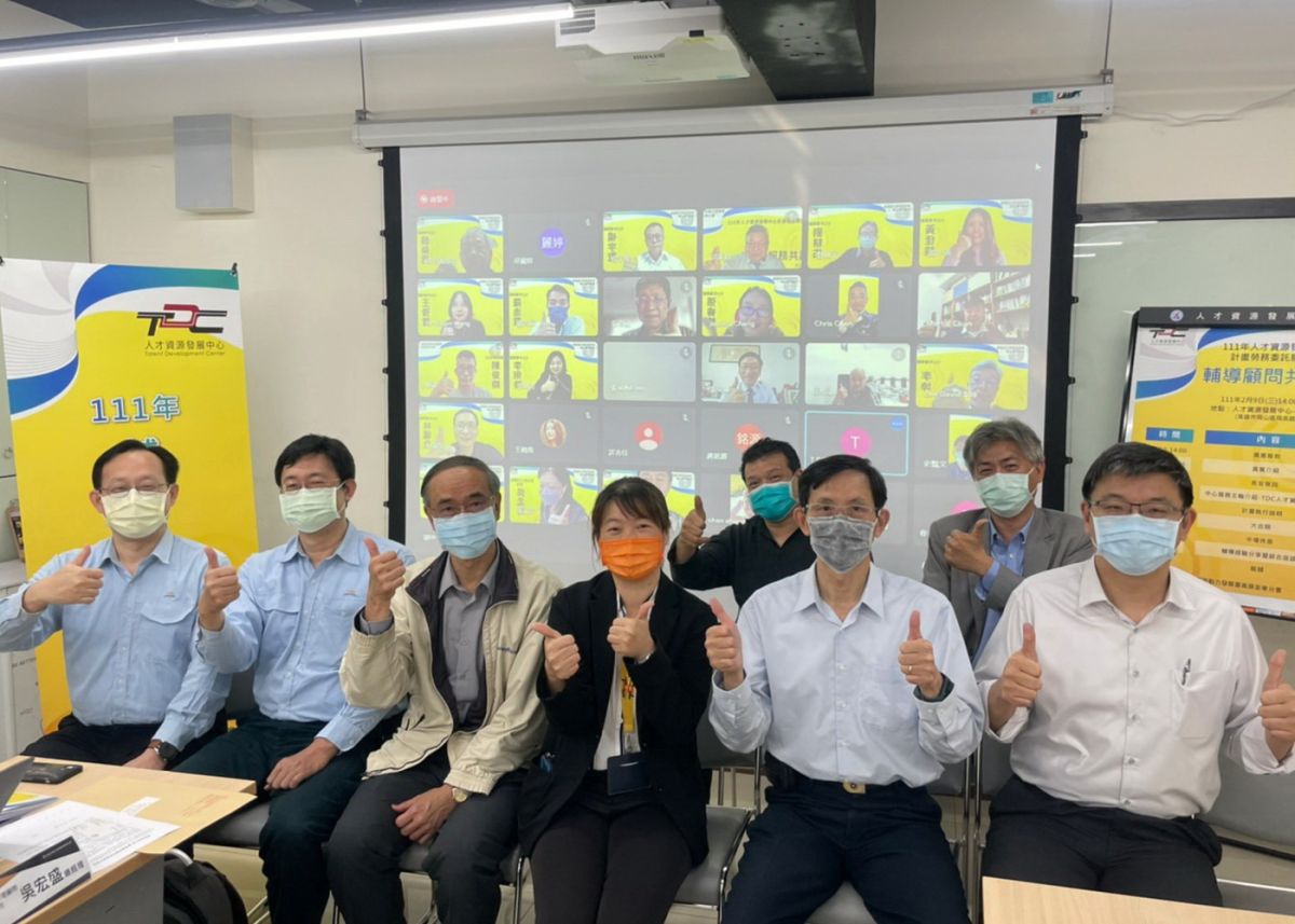 ▲勞動部勞動力發展署高屏澎東分署人才資源發展中心啟動線上線下輔導服務，由該中心主任主任李玫臻(左4)主持，以為勞工與企業打造美好的未來。(圖／記者黃守作攝，2022.03.16)