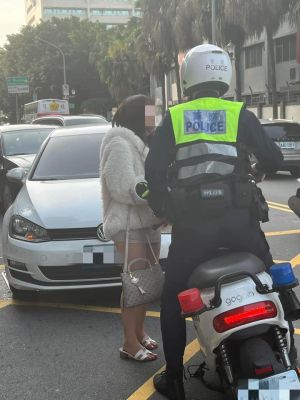 ▲台北市汀州街今（16）晨一位女子，趴臥在路人車上引發民眾側目，警方也趕到現場處理。（圖／翻攝自爆廢公社臉書）