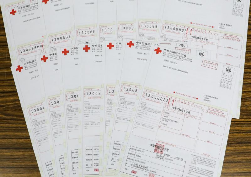 ▲國民黨全體一級黨務主管捐出一個月所得，交由中華民國紅十字會轉於支援烏克蘭的醫療所用的匯款單。（圖／文傳會提供）