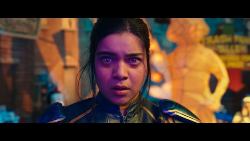 ▲影集中的「卡瑪拉 · 克汗」(Kamala Khan),是一位來自澤西市的穆斯林裔美籍少女,她是一位狂熱的遊戲玩家,也是一位渴望關注的同人小說作者,另外,她更是「驚奇隊長」的超級頭號鐵粉。(圖/翻攝自YouTube-Disney Plus TW)