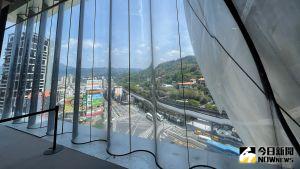▲台北表演藝術中心的玻璃帷幕，因為是採取波浪型玻璃的緣故，因此導致工程預算數度追加。（圖／記者丁上程攝，2022.03.16）
