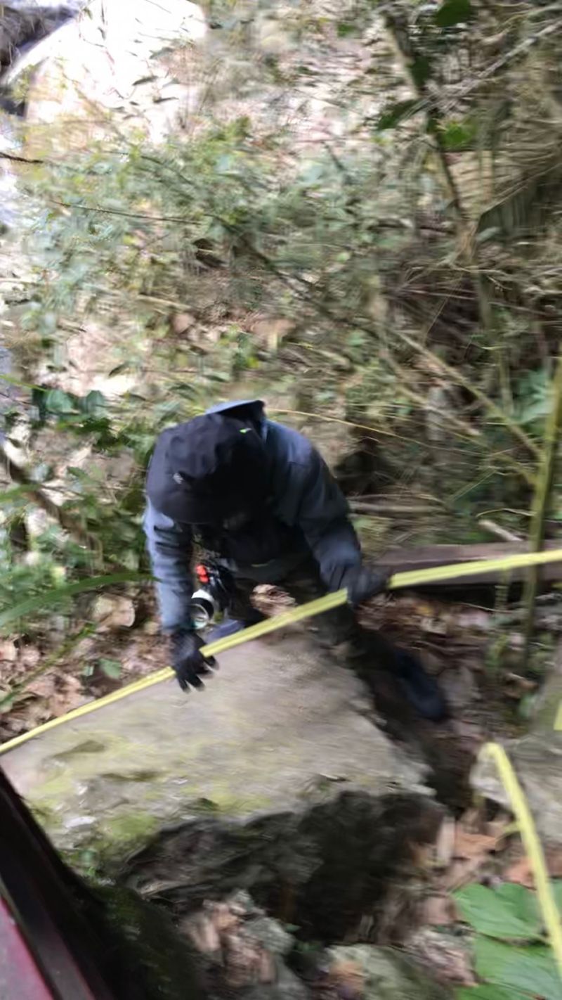 ▲工作人員透露神仙谷地面溼滑,場地高低落差大,爬上爬下全靠一條繩索。而除了溯溪鞋,沒有其他安全裝備。(圖/民眾提供)