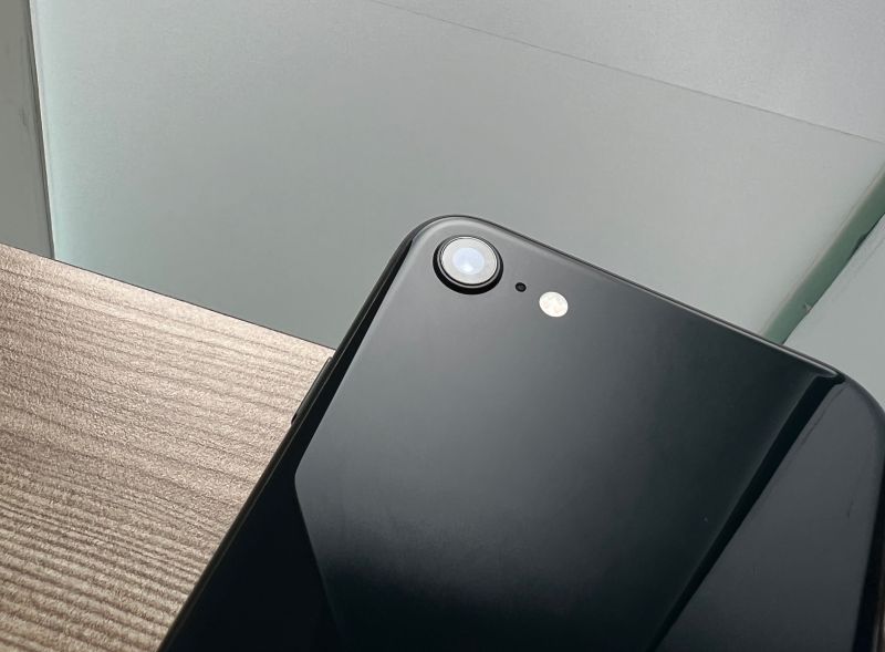 ▲iPhone SE3 配置1200萬畫素單鏡頭,透過A15處理器帶來不俗的拍攝表現。(圖/記者周淑萍攝)