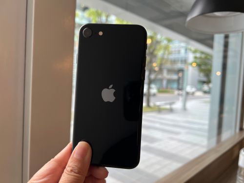 ▲iPhone SE3。(圖/記者周淑萍攝)