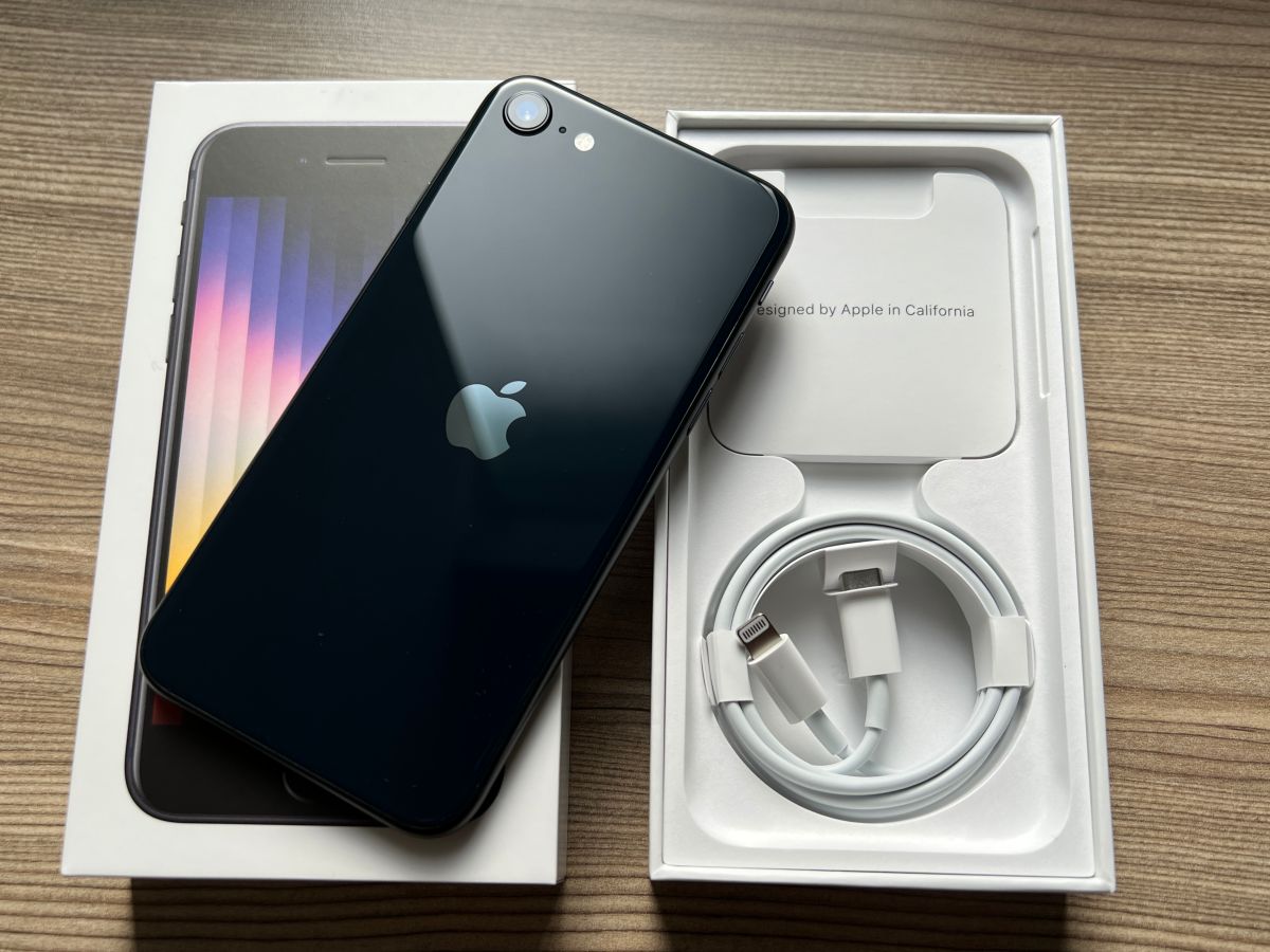 ▲iPhone SE 4本週三登場，傳聞會是iPhone最平價的AI手機。(圖為iPhone SE 3，圖/記者周淑萍攝)