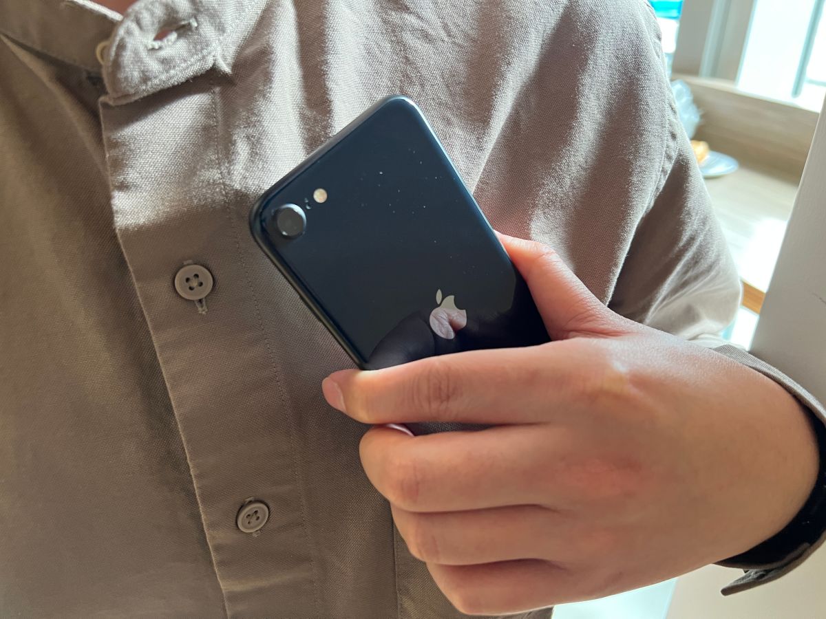 ▲蘋果昨（7）日凌晨在開發者大會發表了新一代iOS16作業系統，對此一名網友也分享更新後的使用心得。(圖/記者周淑萍攝)