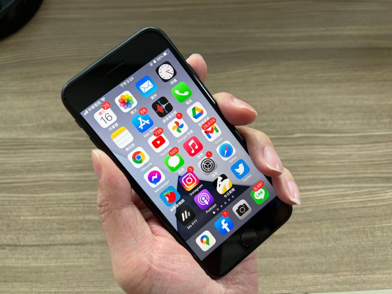 ▲Apple公司出產的手機「iPhone系列」至今累積大票死忠果粉，每年上新品都會造成搶購潮。(圖/記者周淑萍攝)