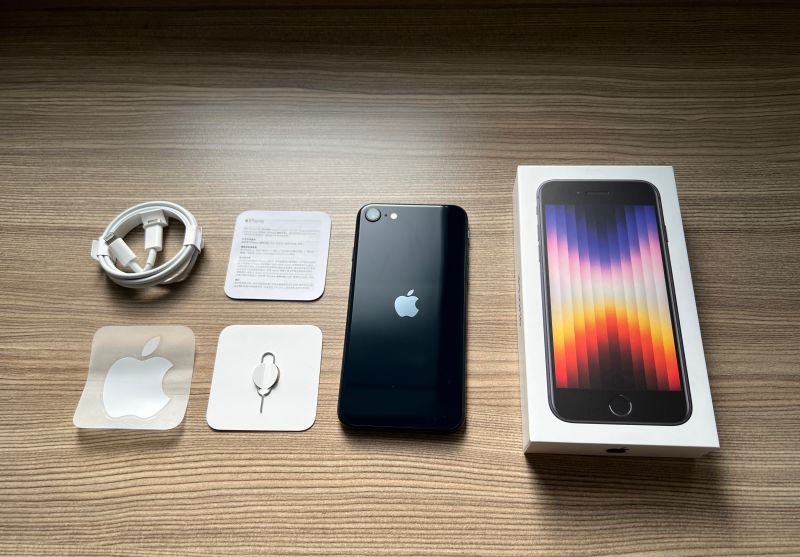 ▲iPhone SE3盒裝內容物,依舊充滿環保概念。(圖/記者周淑萍攝)