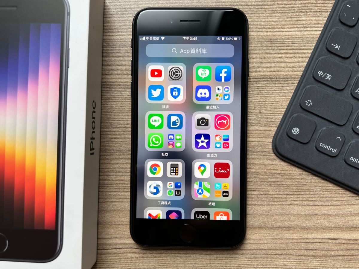 ▲iPhone SE 4傳聞本週會登場，預料會是蘋果最平價的AI手機，圖為iPhone SE 3。（圖／記者周淑萍攝）