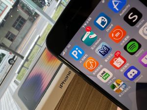 iPhone SE3。(圖/記者周淑萍攝) ▲iPhone SE3。(圖/記者周淑萍攝)