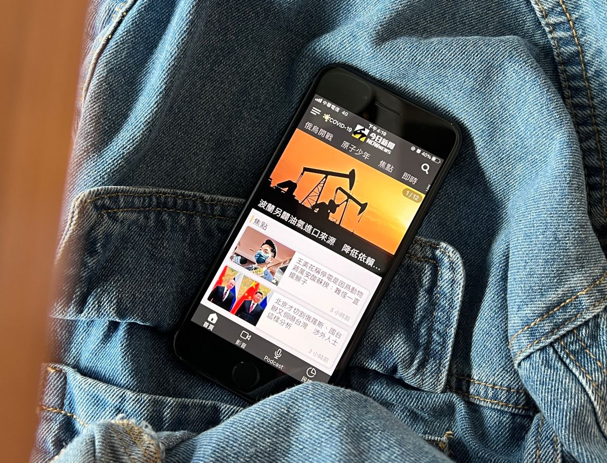 ▲iPhone SE3在2022年推出，據傳2025年的年初有可能會再有新一代iPhone SE 4 登場。(圖／記者周淑萍攝)