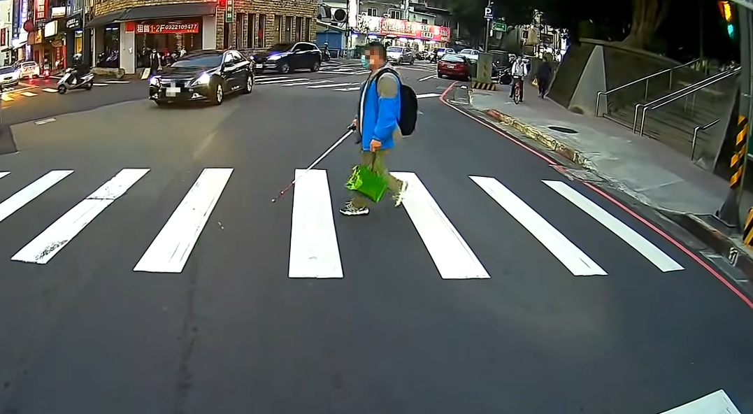 ▲桃園市縣府路日前有位持白手杖的視障者，於綠燈穿越斑馬線時，竟仍有轎車不願暫停禮讓，從視障者前「刷卡」疾駛而過，讓網友全怒了。（圖／翻攝自「WoWtchout地圖型行車影像分享平台」的YouTube）