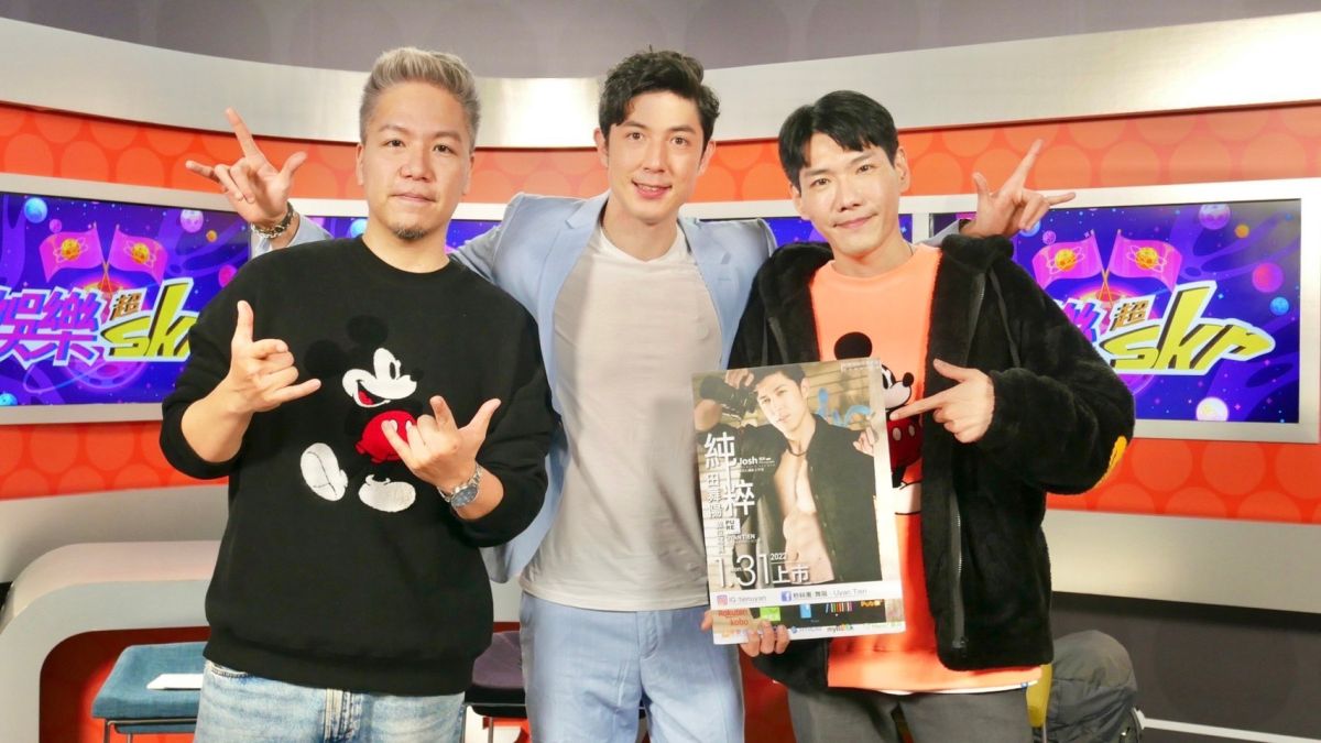 ▲田舞陽（中）上節目宣傳寫真集《純粹》。（圖／民視提供）