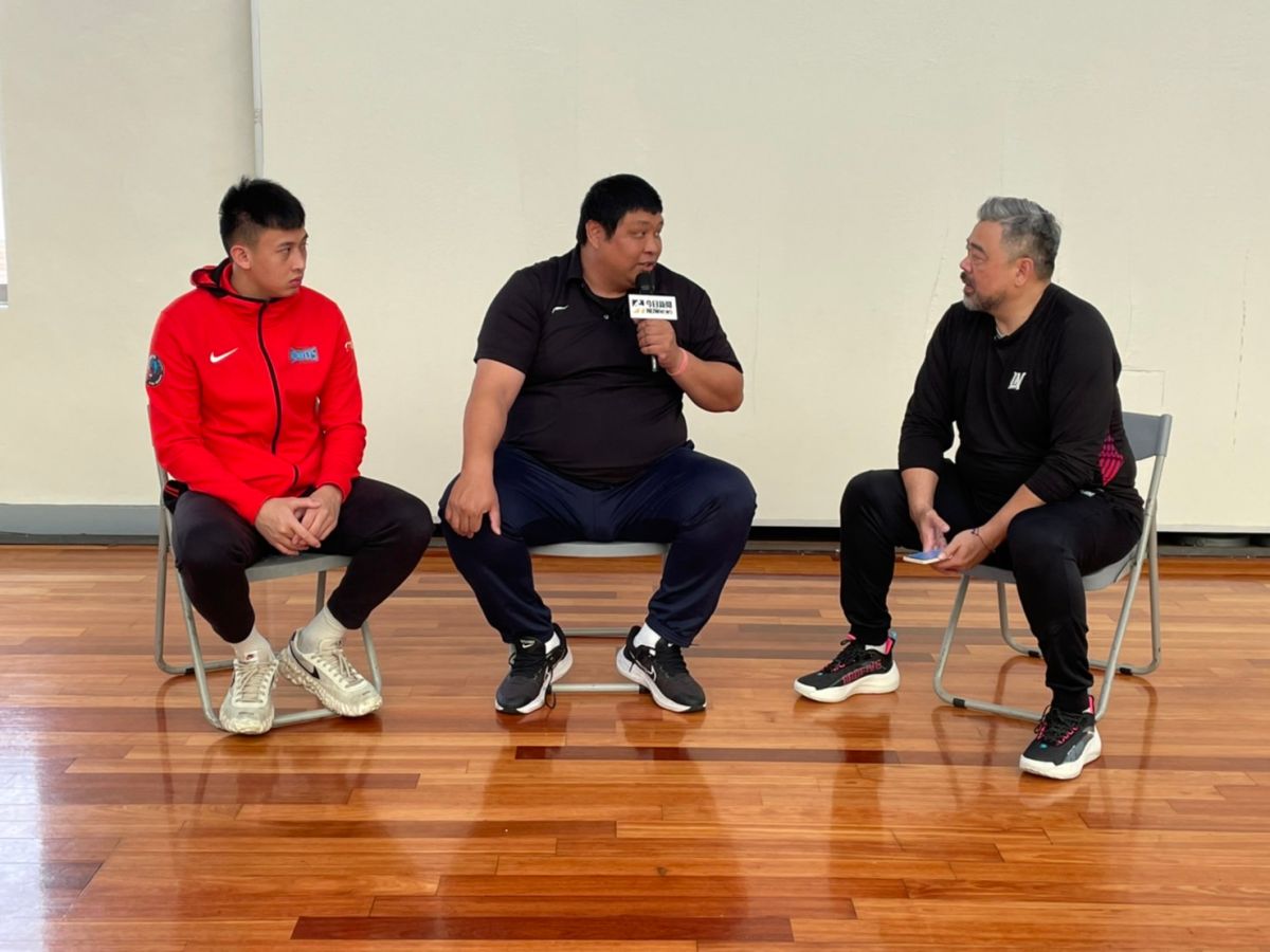 ▲肯尼哥前往光復高中專訪陳將双和陳定杰教練，陳將双也在節目中透露他的動向。（圖／吳忠育 攝）