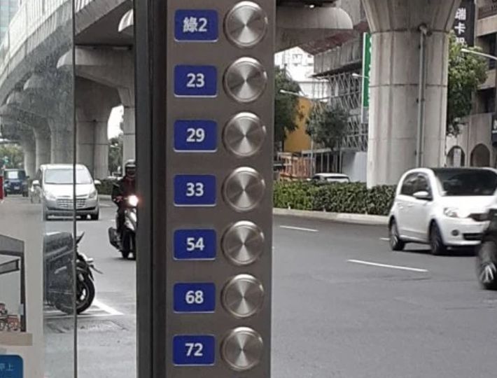 公車站「裝一排按鈕」做啥?真實用途曝 眾讚:早該有了