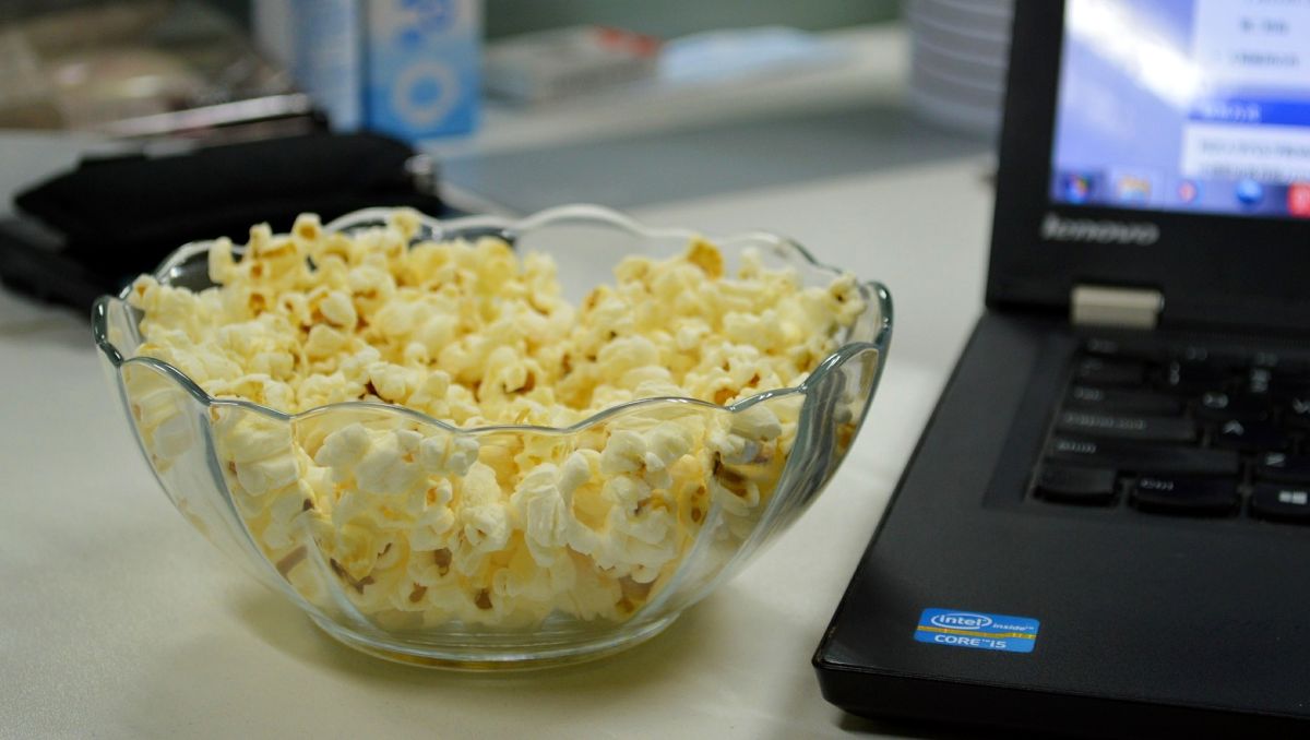 ▲情侶窩在家追劇看片，搭配爆米花更有儀式感，隨著強檔《華燈3》、《月老》將上線，網路調查人氣最高的10大爆米花。（示意圖／取自Pixabay）
