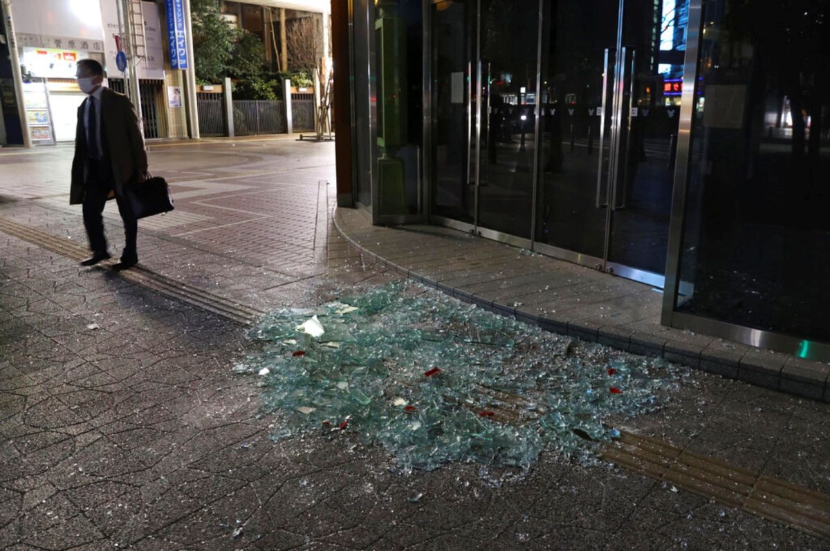 ▲日本東北地區外海昨晚發生芮氏規模7.4的強震，造成數萬戶停電、列車出軌等災情。地震專家郭鎧紋表示，這起地震對台灣並不會造成影響。（圖／美聯社／達志影像）