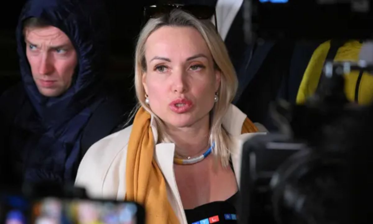 ▲俄羅斯國營電視台一名女編輯日前闖進攝影棚，在新聞直播時持標語抗議俄軍入侵烏克蘭，她事後繼續呼籲其他俄國人站出來，一同反對這場「可怕的戰爭」。（圖／翻攝自衛報）