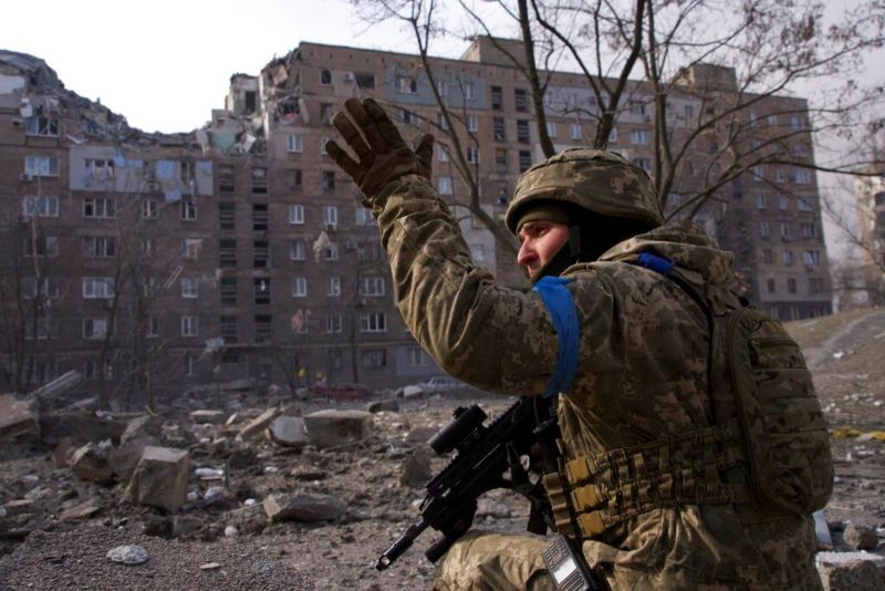 ▲烏克蘭馬立波市（Mariupol）當局表示，當地數千名平民遭俄軍強制移入俄國境內。圖為馬立波的烏克蘭軍人。（圖／美聯社／達志影像）