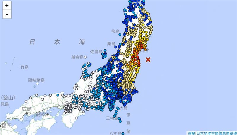 ▲日本東北外海昨天深夜發生芮氏規模7.4強震，國內地震專家郭鎧紋研判，是因太平洋板塊與北美大陸板塊擠壓碰撞所致，屬於311大地震的餘震。（圖／翻攝日本氣象廳）