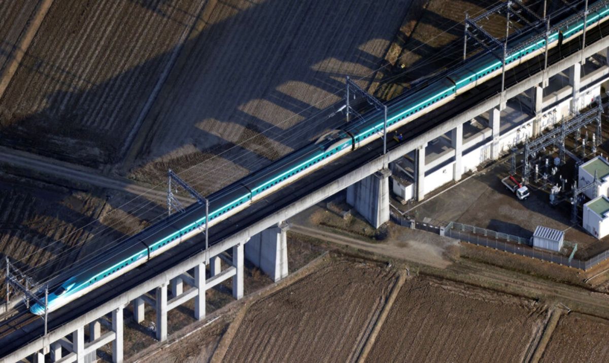 ▲規模7.4的強烈地震造成新幹線列車脫軌。（圖／美聯社／達志影像）