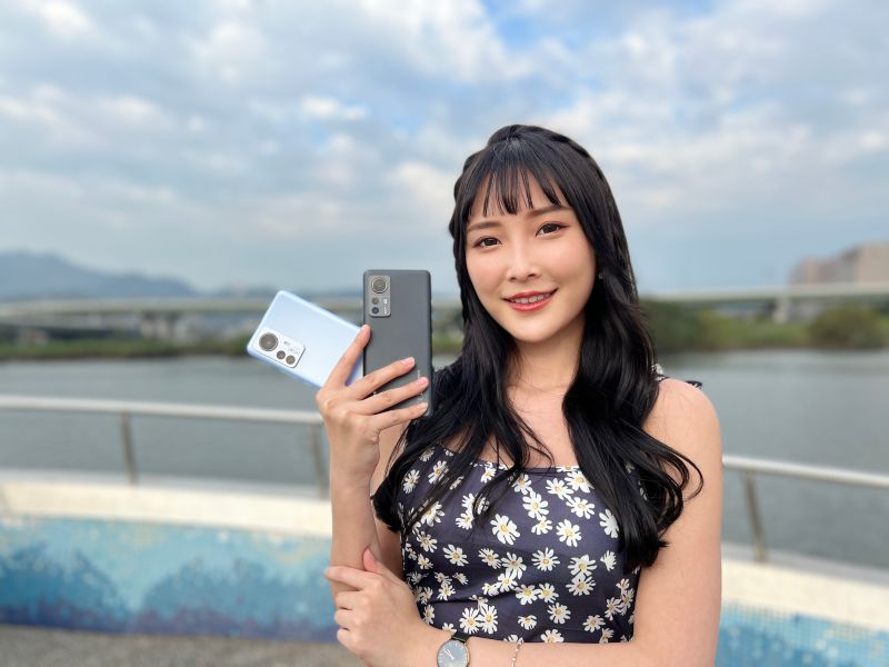 ▲小米12 Pro(藍色)擁有3顆5000萬畫素鏡頭,小米12(黑色)鏡頭規格稍遜一些,但配置旗艦處理器,依舊能帶來出色的使用體驗。(圖/記者周淑萍攝)