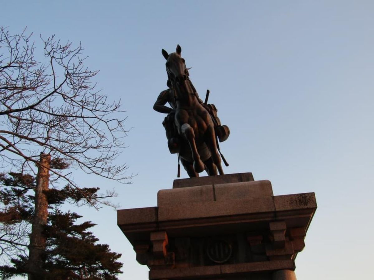 ▲日本福島縣外海16日晚間發生規模7.4強震，仙台市青葉區的知名觀光地標、戰國名將伊達政宗騎馬雕像遭強震震歪。（圖／翻攝自推特）