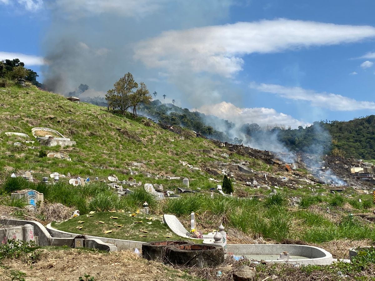 ▲目前進入掃墓季節，各地公墓都可見到焚燒紙錢及雜草的煙霧。(圖／李天生提供2022.3. 17)