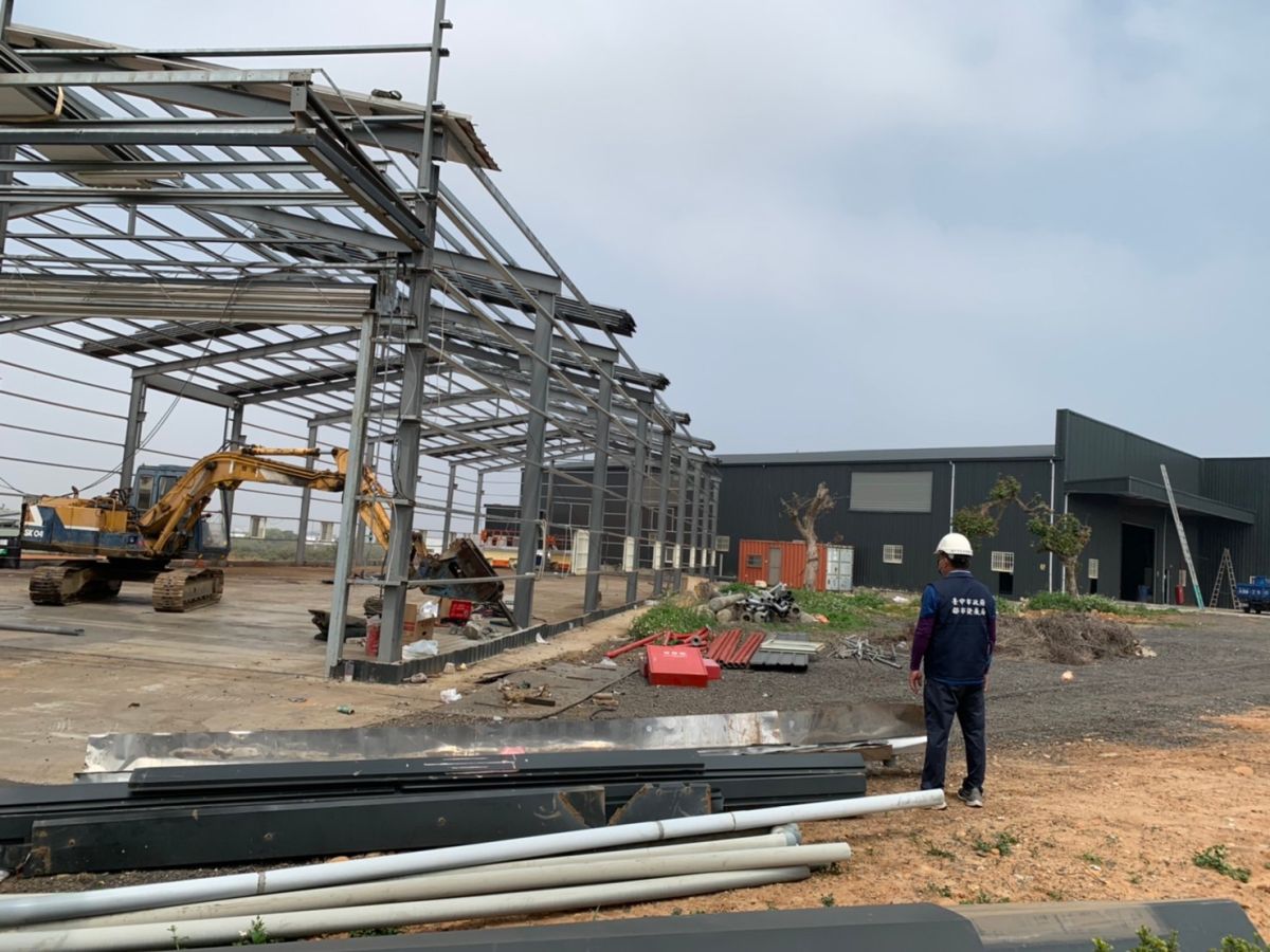 ▲台中市都發局取締農地違建，自3月15日起連續排拆18處農地拆後又重建的違建(圖／都發局提供2022.3. 17)