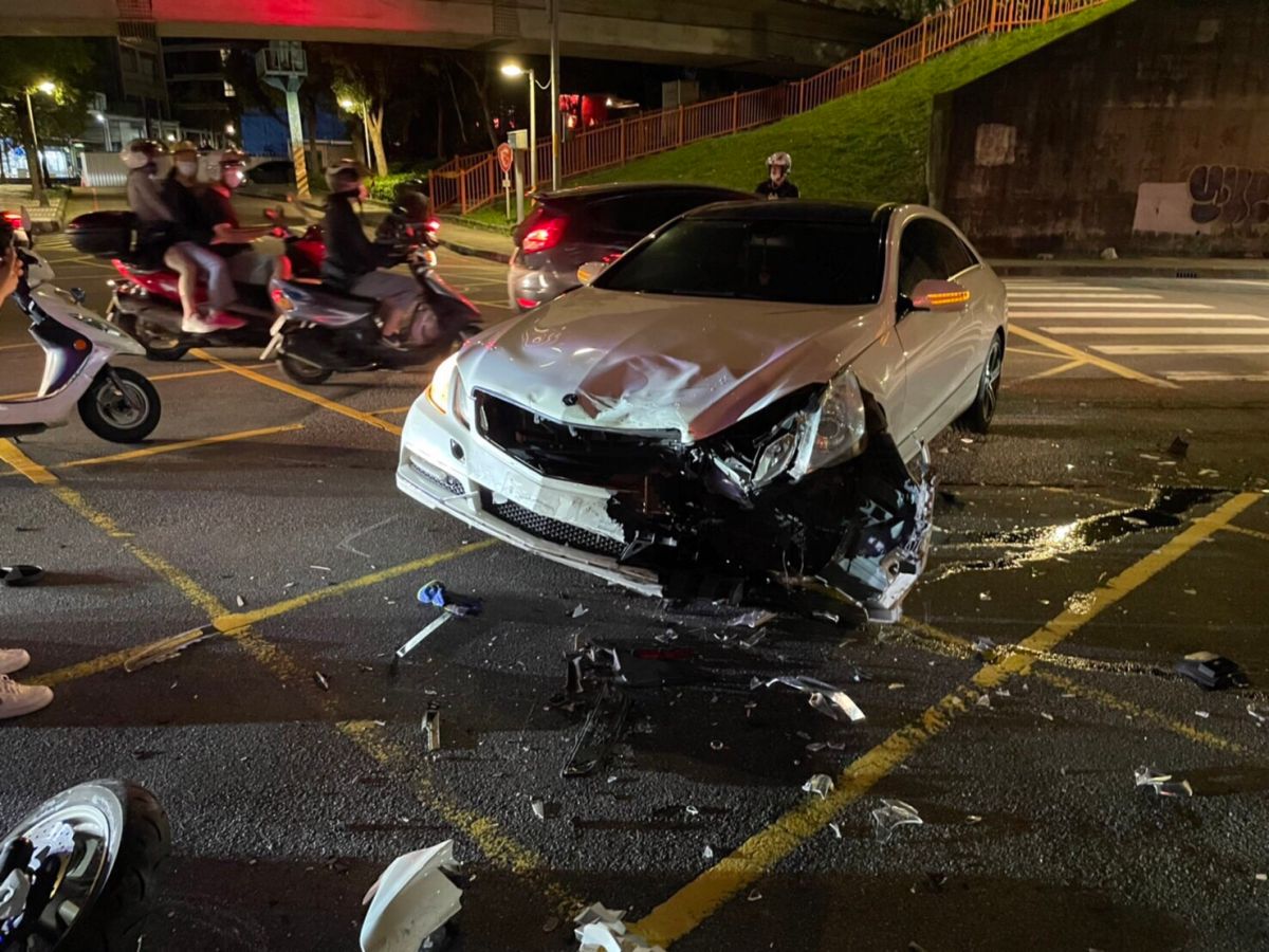 ▲賓士妹碰撞機車！騎士噴飛重摔骨折。 （圖／翻攝畫面）