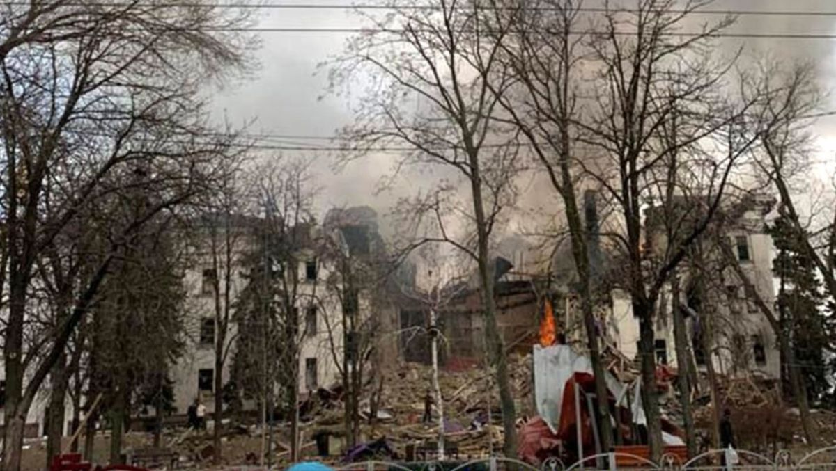 ▲俄羅斯今年3月空襲烏克蘭東南部港市馬立波（Mariupol）一座劇院，造成數百人喪命。目前占領馬立波的俄羅斯當局已開始拆除這座劇院的大部分結構。資料照。（圖／翻攝自英國天空新聞）