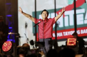 目前民調最高的候選人小馬可仕(Ferdinand Marcos, Jr.)是已故前獨裁者馬可仕(Ferdinand Marcos)的獨子。(圖/美聯社/達志影像) ▲目前民調最高的菲律賓總統候選人小馬可仕。(圖/美聯社/達志影像)