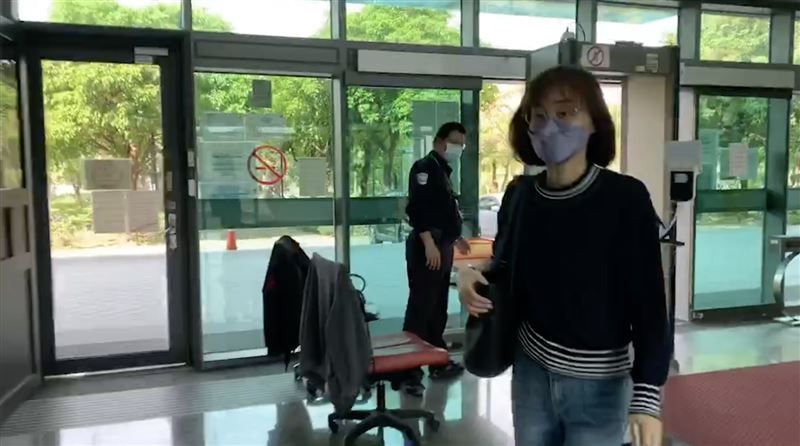 ▲宜縣府涉貪污弊案,縣長林姿妙及女兒林羿伶(圖)遭檢方起訴。(圖/翻攝畫面)