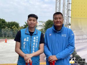 新北市議員蔡明堂與兒子蔡政呈 ▲針對外傳新北市議員蔡明堂傾向連任不交棒的消息,蔡明堂受訪時則回應,他不知道這個消息從何而來,兒子蔡政呈持續勤跑基層、爭取支持。(圖/記者陳志仁攝)