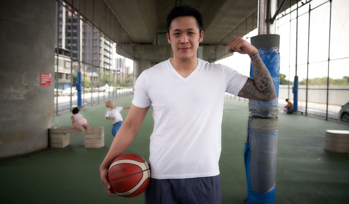 ▲ 「台灣LBJ」周儀翔返台加盟P.LEAGUE+高雄鋼鐵人，昨（16）日已完成居檢隔離，正式向球隊報到，預計3月26日將首披鋼鐵人戰袍在高雄鳳山主場登場亮相。。（圖／高雄鋼鐵人提供）