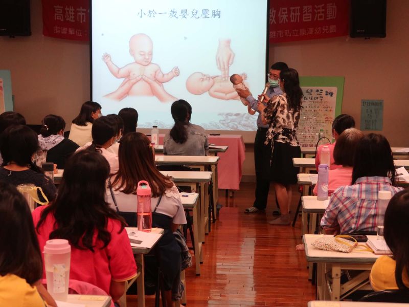 ▲高醫小兒部主任劉怡慶至幼兒園進行教育訓練。（圖／翻攝畫面）