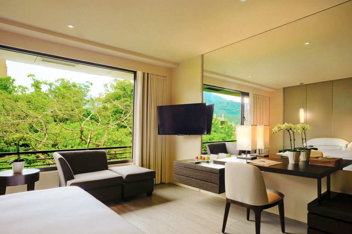 ▲五倍券晚鳥優惠好康一波波連發，除了有最猛加碼翻10倍；現在最夯的是則五倍券「不限面額消費」，台北晶華酒店買1晚送1晚回饋7倍；大板根森林溫泉酒店一泊二食下殺5.6折；連王品也能翻倍爽吃再免費送A5和牛。現在南港老爺行旅第二晚或第二間半價回饋；北投大地酒店下殺6.3折的雙人住宿，還加送3千元加菜金。（圖／翻攝自大地酒店官網）